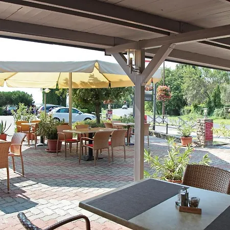 ホテル Adler Hotel & Restaurant ティハニ